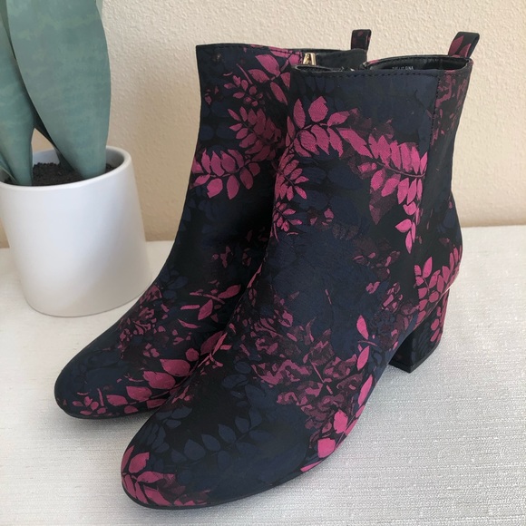 New LIZ CLAIBORNE Gina Black Floral Brocade Memory Foam Ankle Booties Womans 7W - Picture 3 of 12